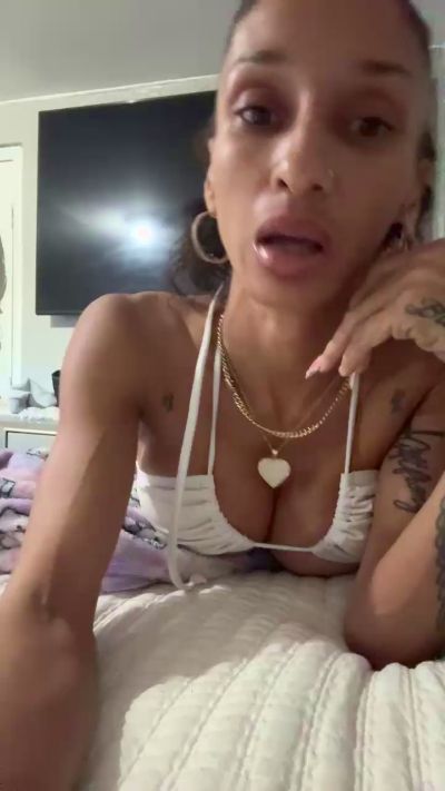 Alexi_Valentine live from United States