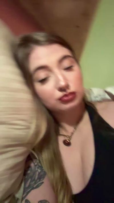 Rosaleejaden live from United States