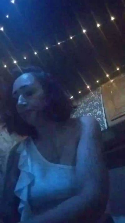 Whitesluttz_liz live from United States
