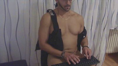 XweezleXx live from Netherlands